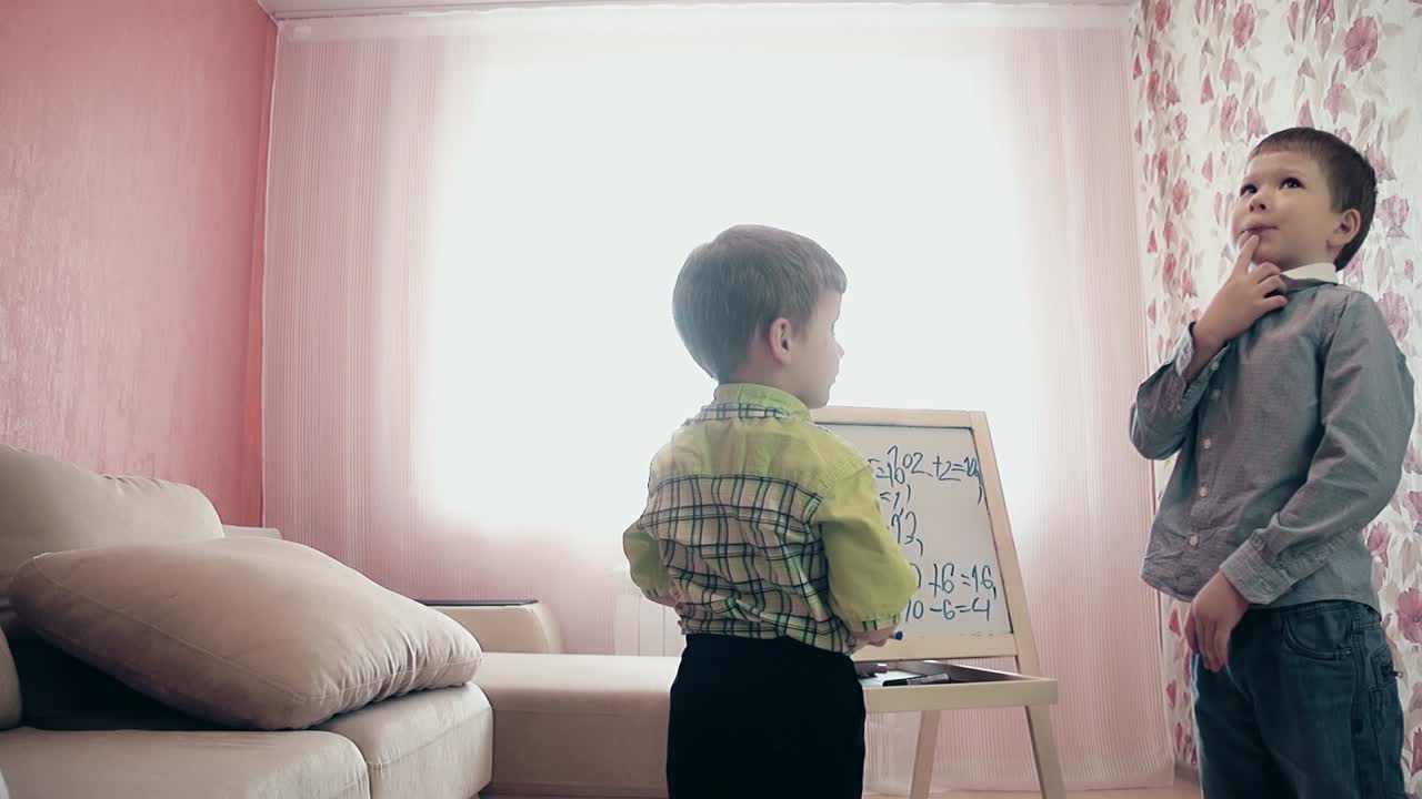 작은 형제 에게 글 을 가르치는 학교 소년