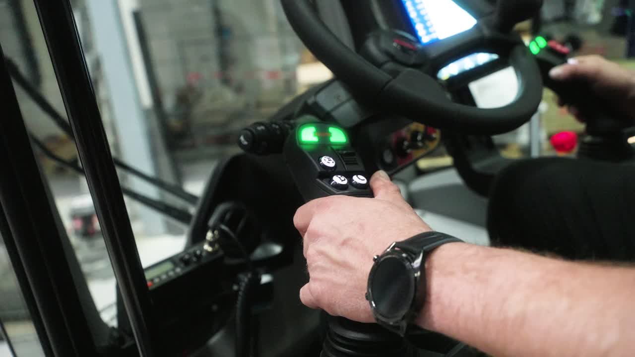 un hombre operando una grúa con un joystick