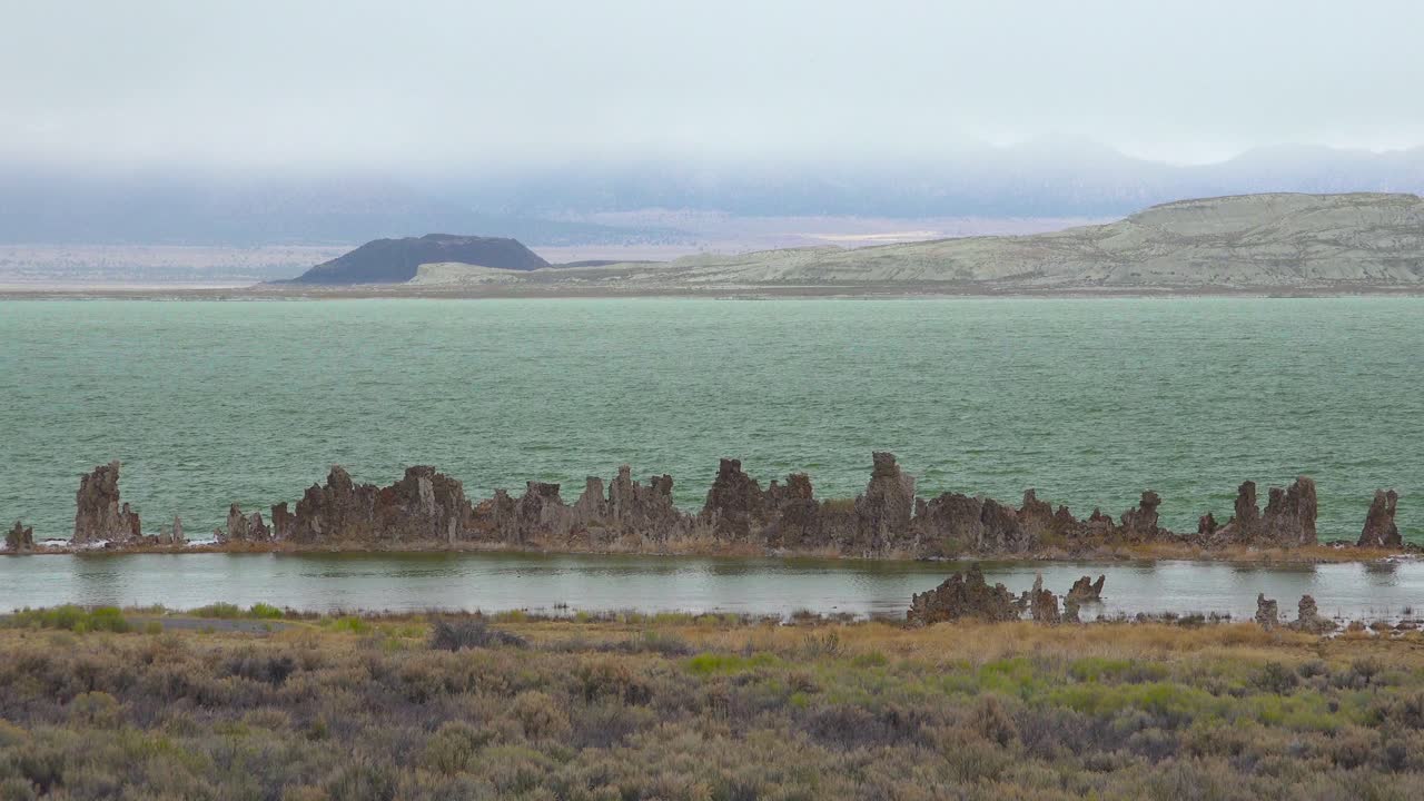 кальциевые образования, называемые туфом, появляются из калифорнийского озера моно в бурный день в сьеррах 1