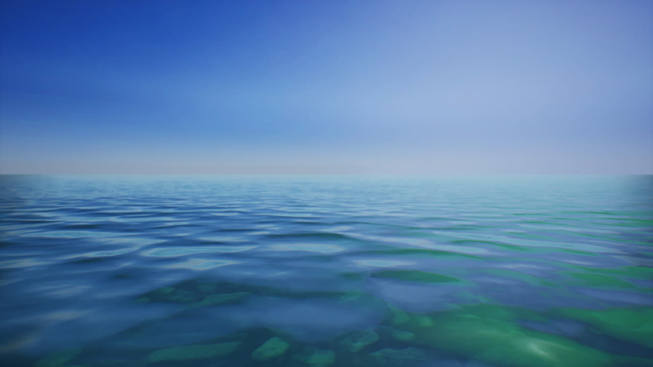 el agua del océano tranquila con el cielo azul