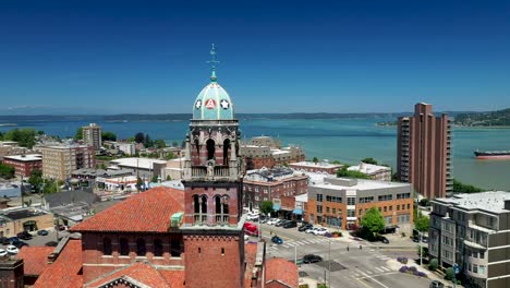 Torre-De-La-Primera-Iglesia-Presbiteriana-Con-La-Escuela-Secundaria-Del-Estadio-Y-La-Bahía-De-Inicio-En-El-Fondo-En-Tacoma,-Washington,-Ee.uu.