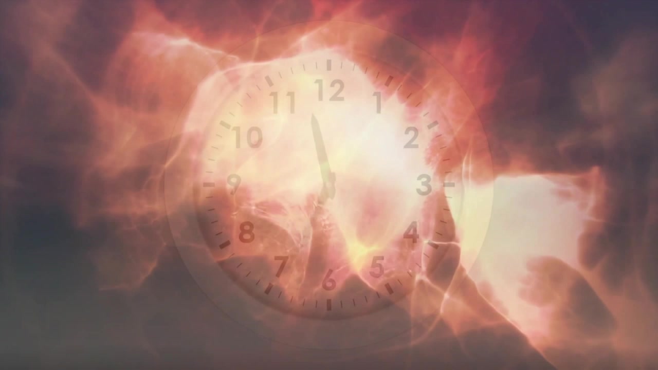 Clip che inizia con un quadrante d'orologio con lancette che ruotano, mentre una nebulosa pulsa e una sfera alla deriva segna il tempo.