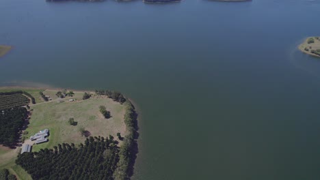 Aguas-Tranquilas-Del-Lago-Tinaroo-En-La-Región-De-Tablelands,-Queensland,-Australia---Toma-Aérea