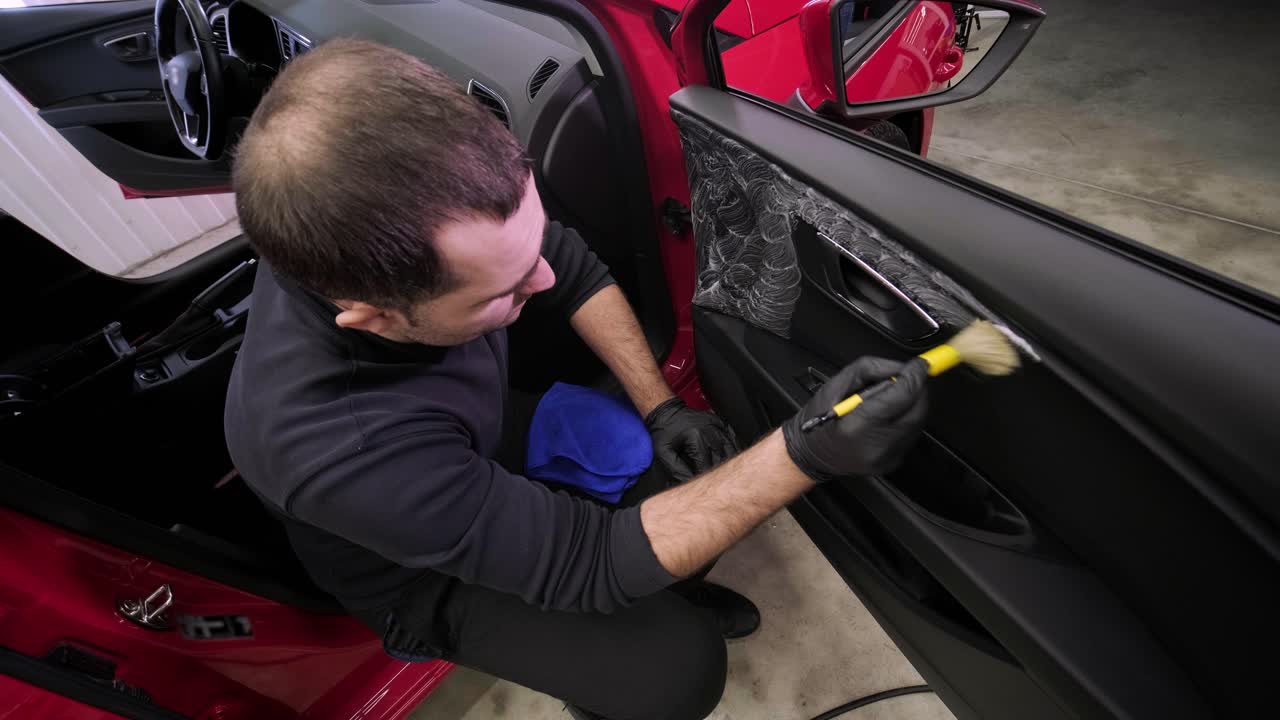limpieza profesional de automóviles. lavado de sars. limpieza en seco y detallado de la cabina. limpiación profunda de la carrocería, limpieza de asientos. limpia de espuma en el lavado de coches. limpia del panel del automóvil del polvo. una aspiradora