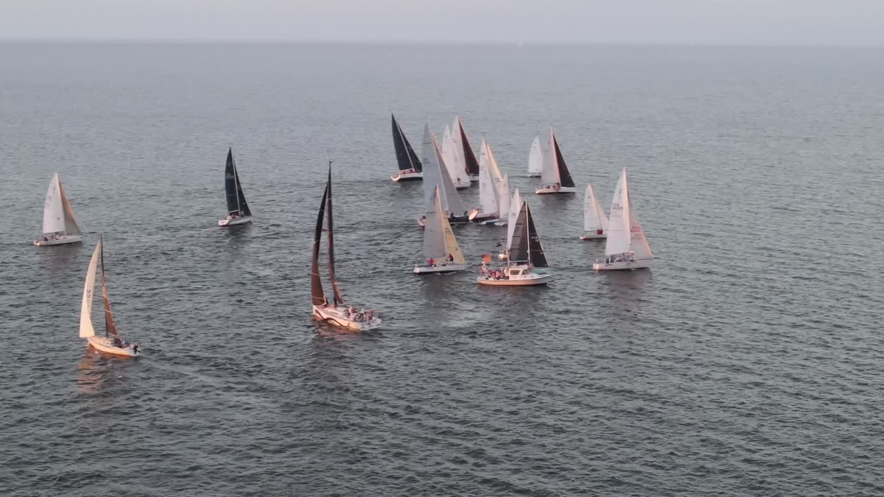 스포츠 레가타 동안 항해 경쟁의 경치