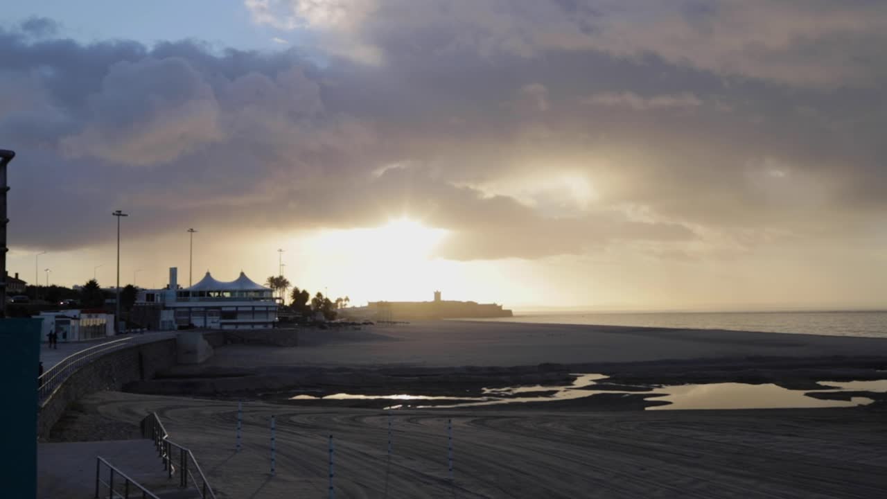 뒤에 거대한 일출이 있는 상 줄리앙 다 바라 요새