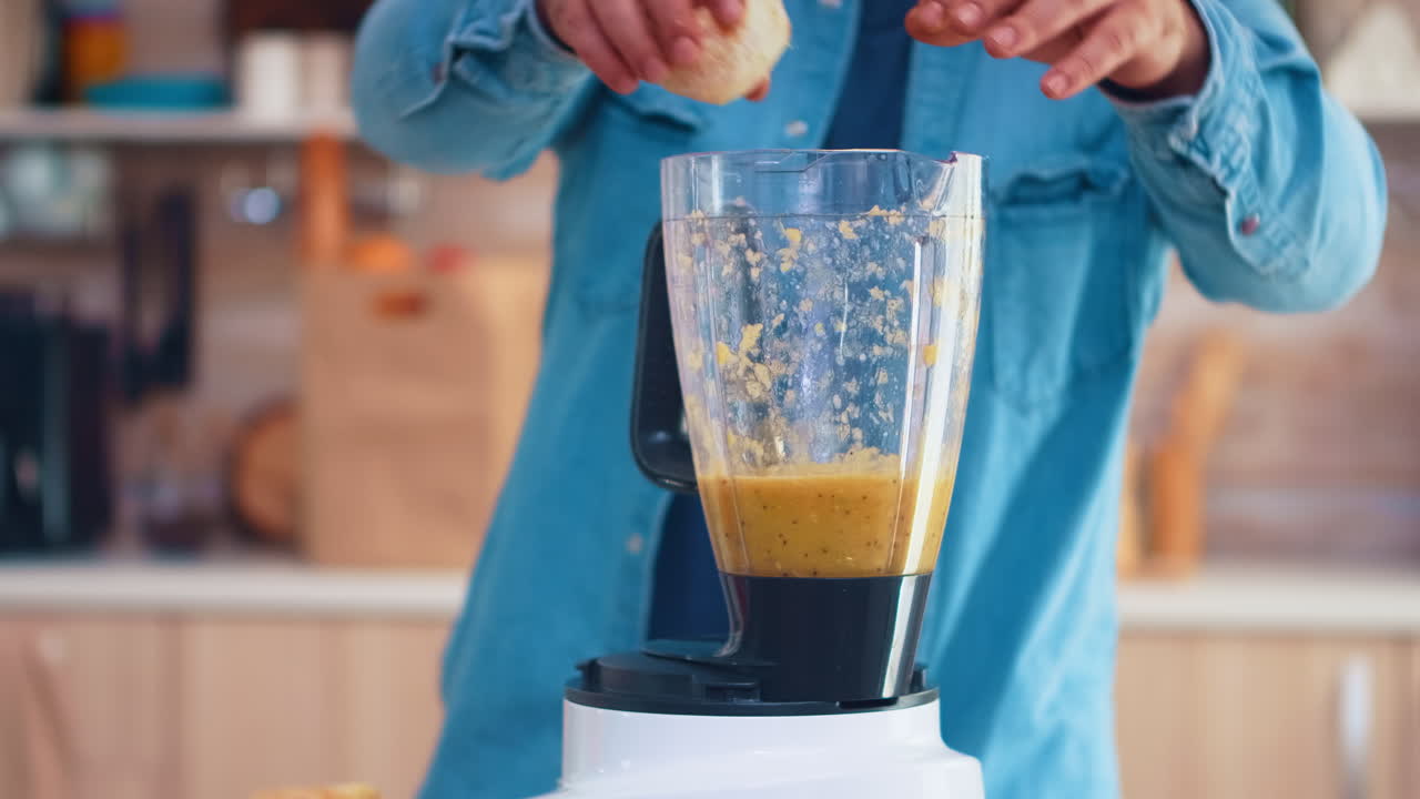 mezcla de frutas con mezclador