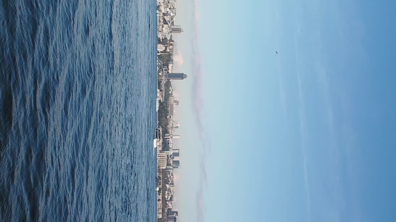 Paesaggio urbano in riva al mare