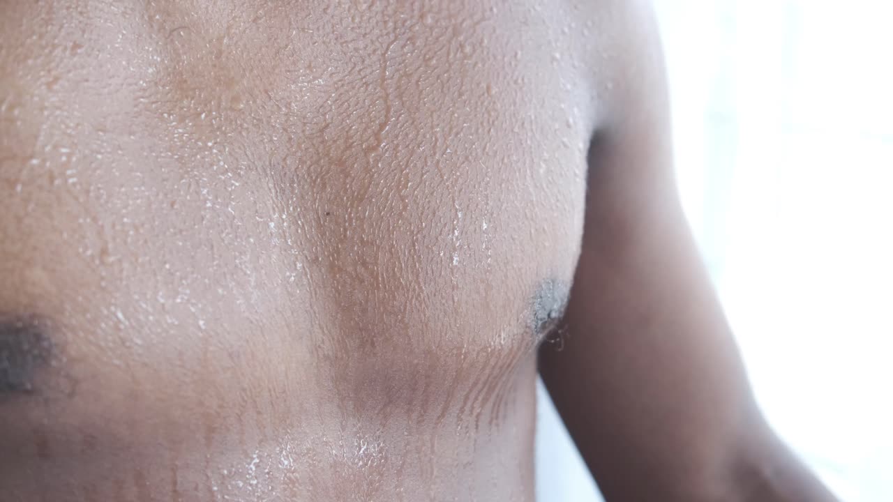 imagen del pecho sudoroso de una persona