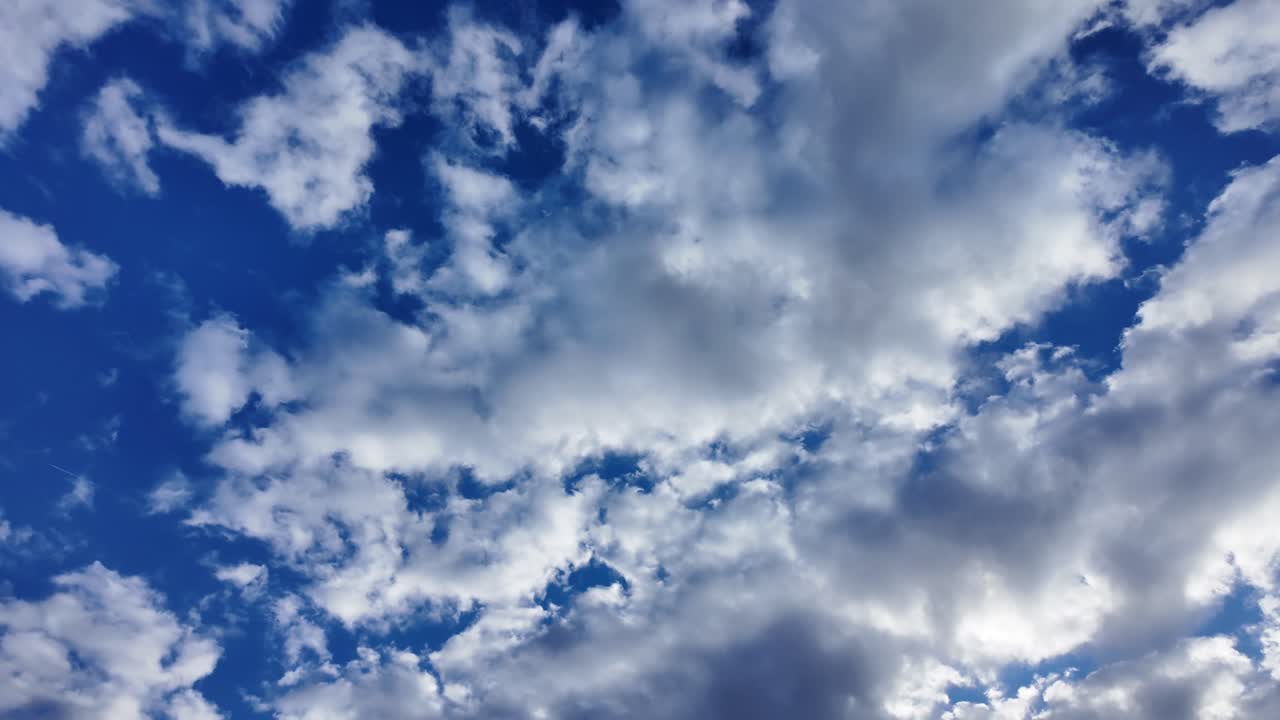 Timelapse di nuvole dinamiche che attraversano un cielo azzurro