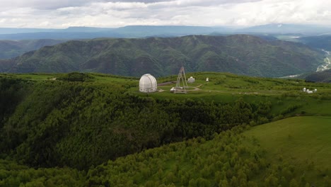 observatorio científico astrofísico especial. centro astronómico para observaciones terrestres del universo con un gran telescopio.