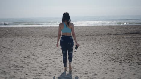 mujer caminando en la playa