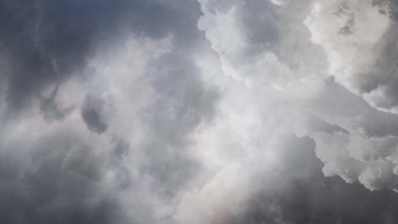 먹구름과 뇌우가 하늘 내부에서 발생합니다.