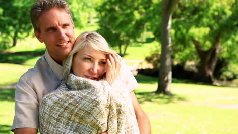 Pareja-Feliz-De-Pie-En-El-Parque