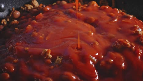 salsa de tomate roja goteando en una sartén