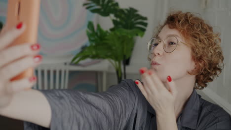 mujer tomando selfies con su teléfono inteligente