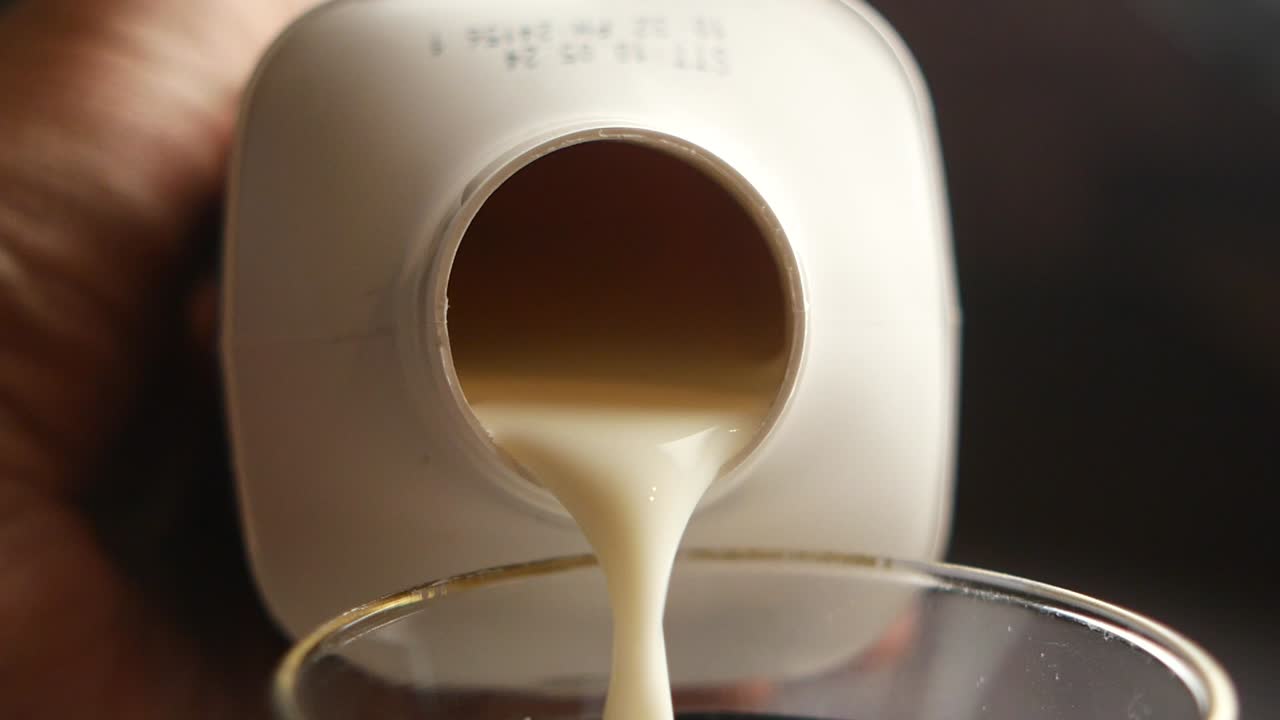 vertiendo leche en un vaso