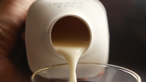 vertiendo leche en un vaso