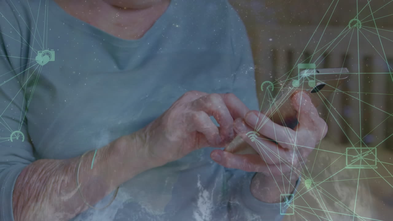 animación de iconos de los medios sobre una mujer de negocios caucásica que usa un teléfono inteligente