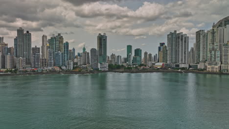 Vista-Panorámica-De-La-Ciudad-De-Panamá-V6-Que-Captura-El-Paisaje-Urbano-Del-Centro-Desde-La-Costanera-Punta-Paitilla-Y-Pacifica-Hacia-Islas-Artificiales-De-Arrecifes-Oceánicos-Con-Puerto-Deportivo-Privado---Rodada-Con-Mavic-3-Cine---Marzo-De-2022