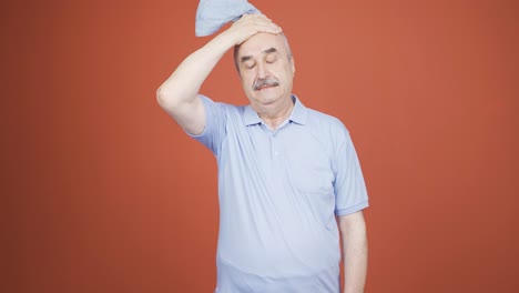 un anciano con dolor de cabeza.
