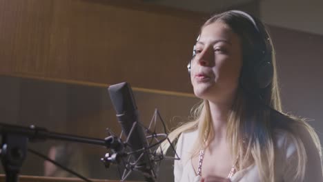 hermosa cantante que trabaja en un estudio de música