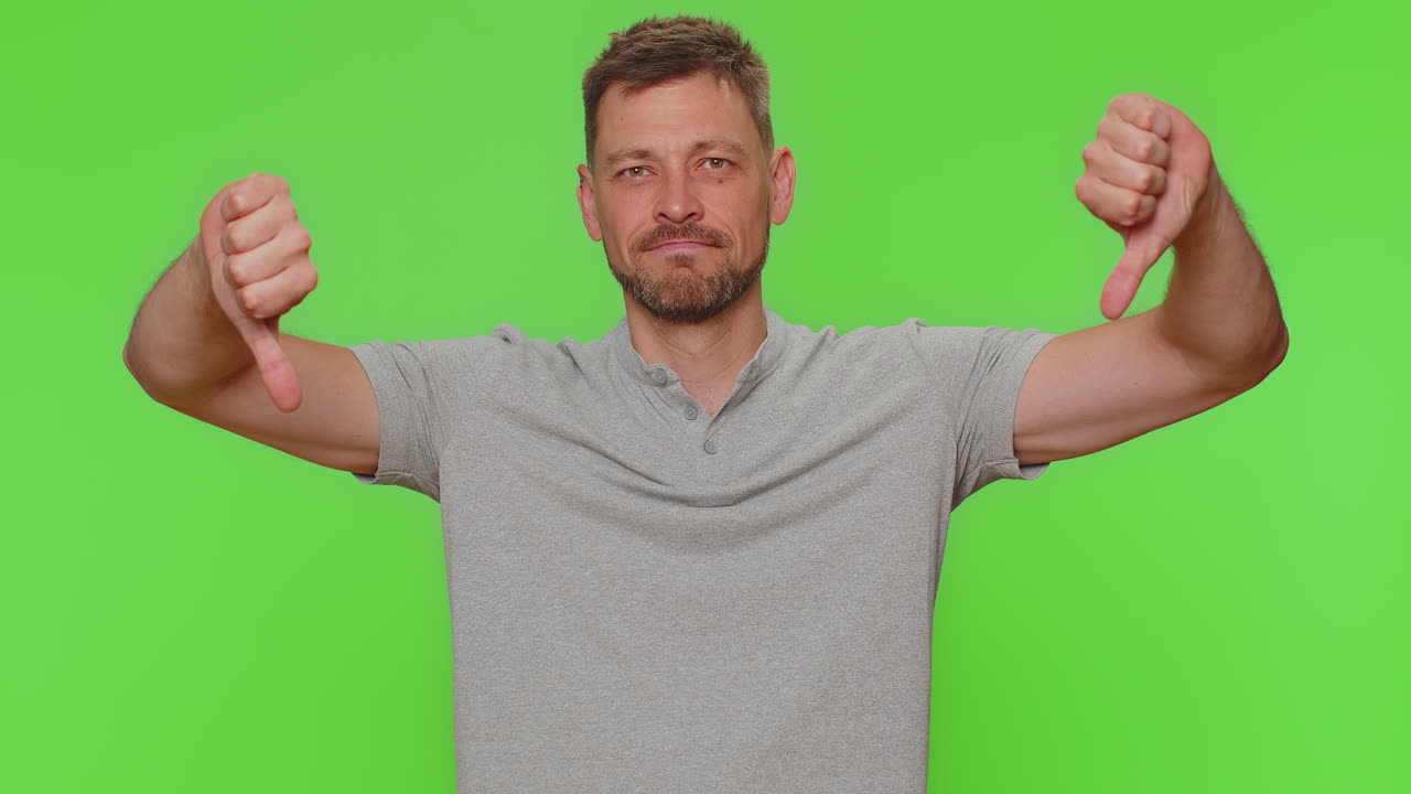 화가 난 남자가 엄지 손가락을 아래로 보여주는 표시 제스처, 불만을 표현하는 불쾌한 불쾌함