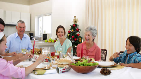 hermano y hermana tirando de una galleta de navidad en la mesa de la cena