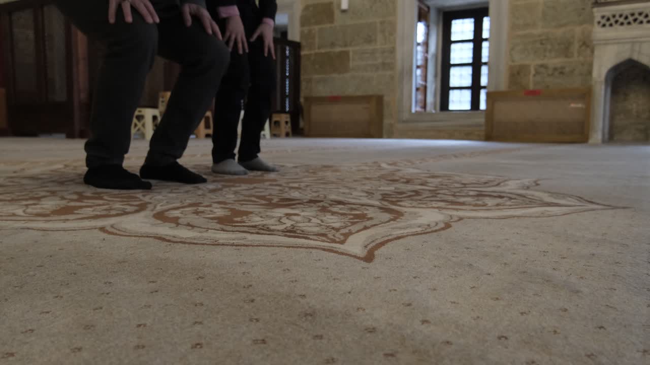 기도 하는  ⁇ 은이 와 소년