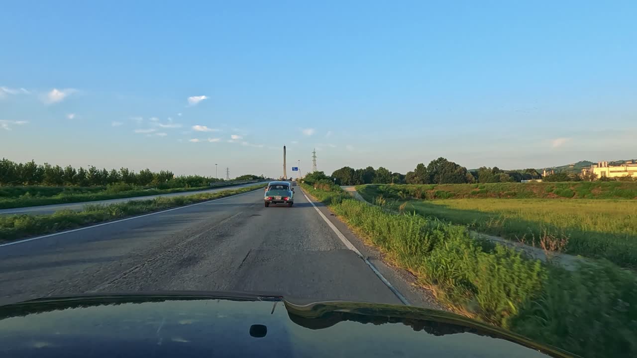 이탈리아 시골 도로에서 평화로운 운전