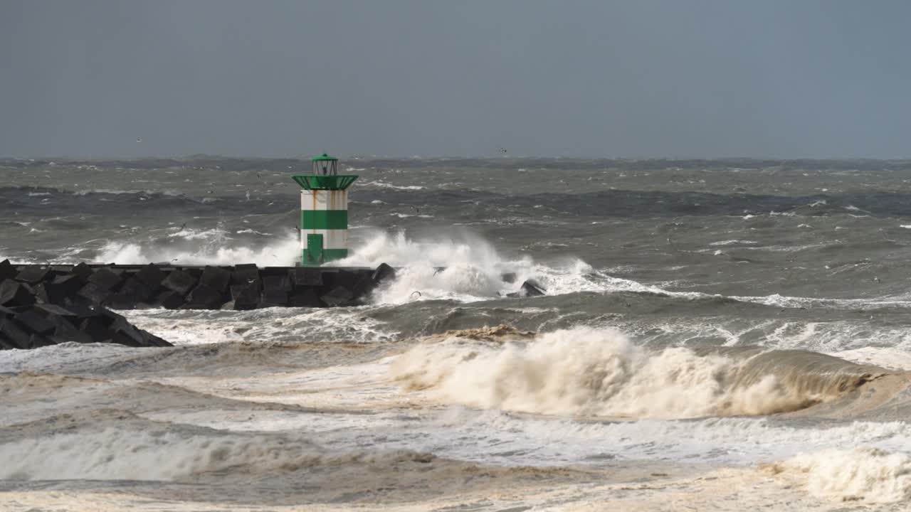 mares tormentosos con faro