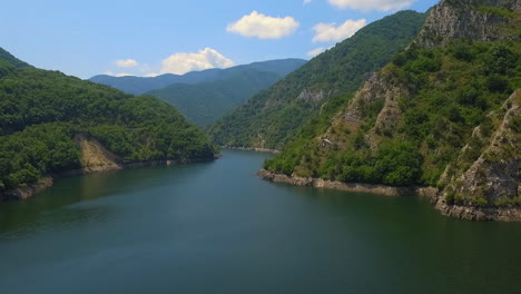 Mountain-lake-with-turquoise-water-and-green-trees