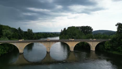 Nubes-De-Tormenta-Se-Reúnen-Sobre-El-Puente-De-La-Carretera-Pueblo-De-Limeuil-Dordoña-Francia-Drone,aéreo