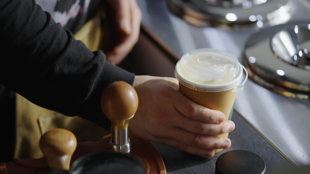 커피 음료 를 준비 하는 바리스타