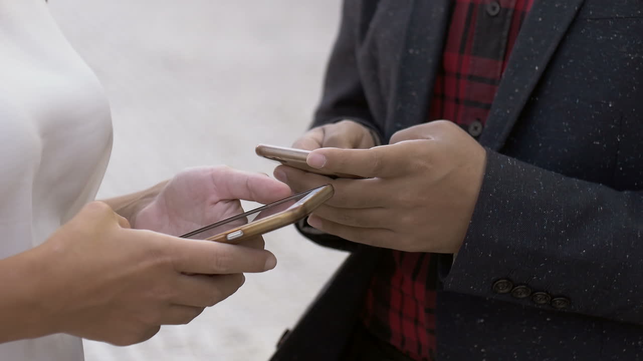 야외에서 휴대폰을 사용하는 젊은 사업가들