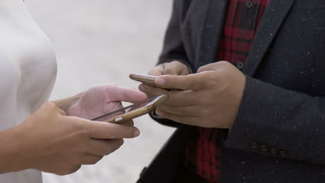 Junge-Geschäftsleute,-Die-Im-Freien-Mobiltelefone-Nutzen