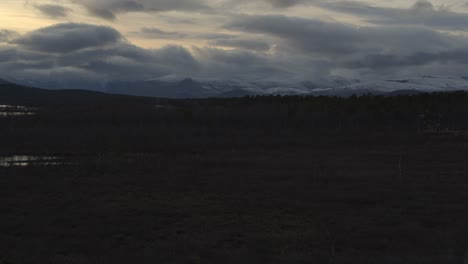 Blaue-Stunde,-Stimmungsvolle-Beleuchtung-Erhellt-Leeres-Bewaldetes-Sumpfland-Unterhalb-Von-Kebnekaise-In-Schweden