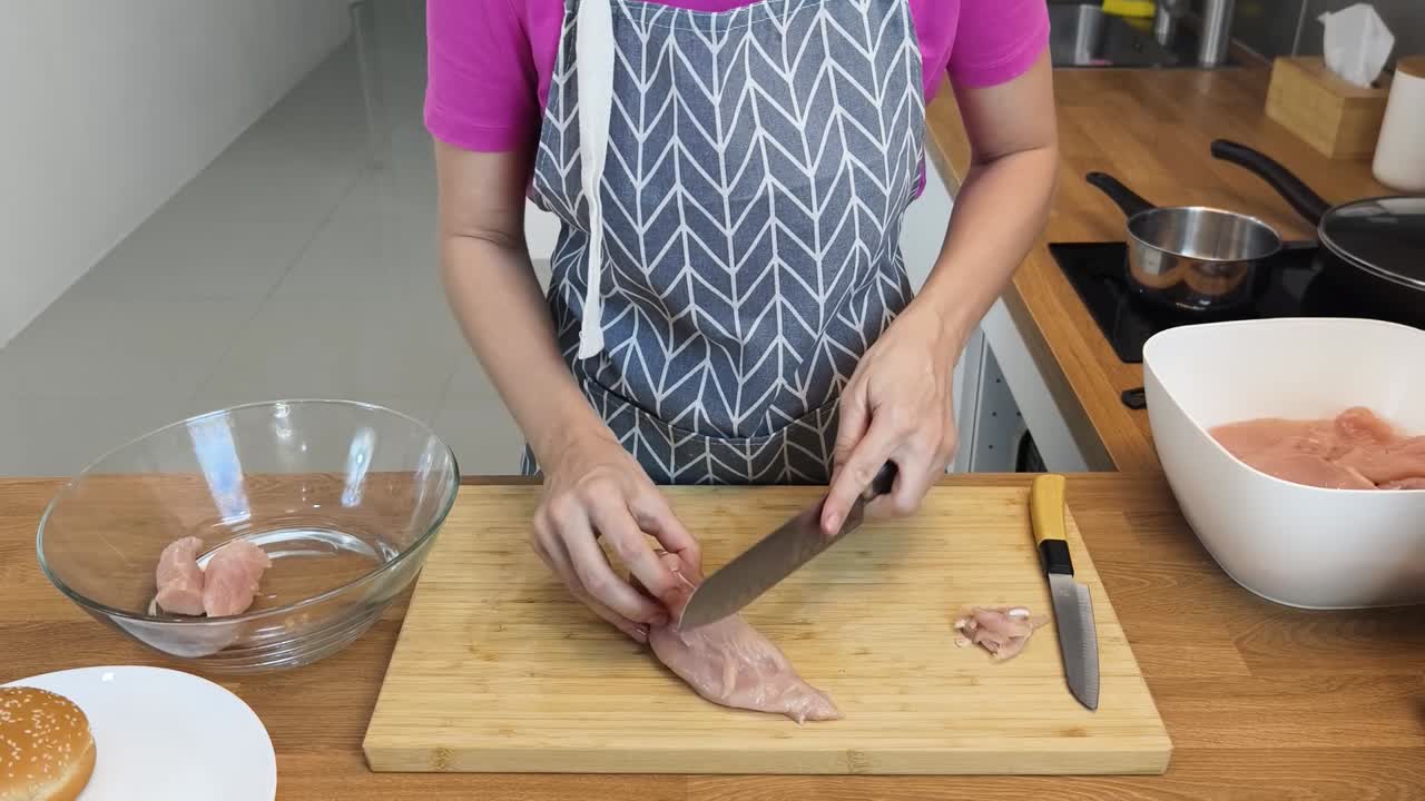 preparando pollo para las hamburguesas