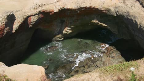 Schwenk-In-Richtung-Beach-Ocean-Cove-Aus-Nächster-Nähe