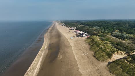 Ein-Paar-Häuser-Am-Meer-An-Einem-Schönen,-Ruhigen-Strand-In-Rockanje-Von-Oben-Gesehen