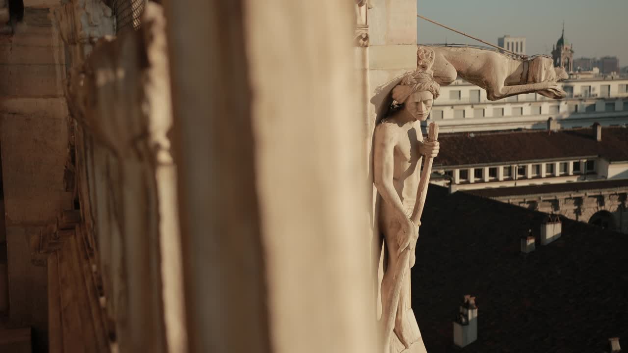 미란 대성당을 장식하는 성도와 순교자 조각품 (duomo di milano)