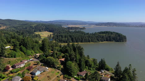 El-Impresionante-Paisaje-De-Diferentes-Casas-Modernas-En-El-Acantilado-Costero-De-Coos-Bay-En-Oregon-Rodeado-De-árboles-Verdes---Toma-Aérea