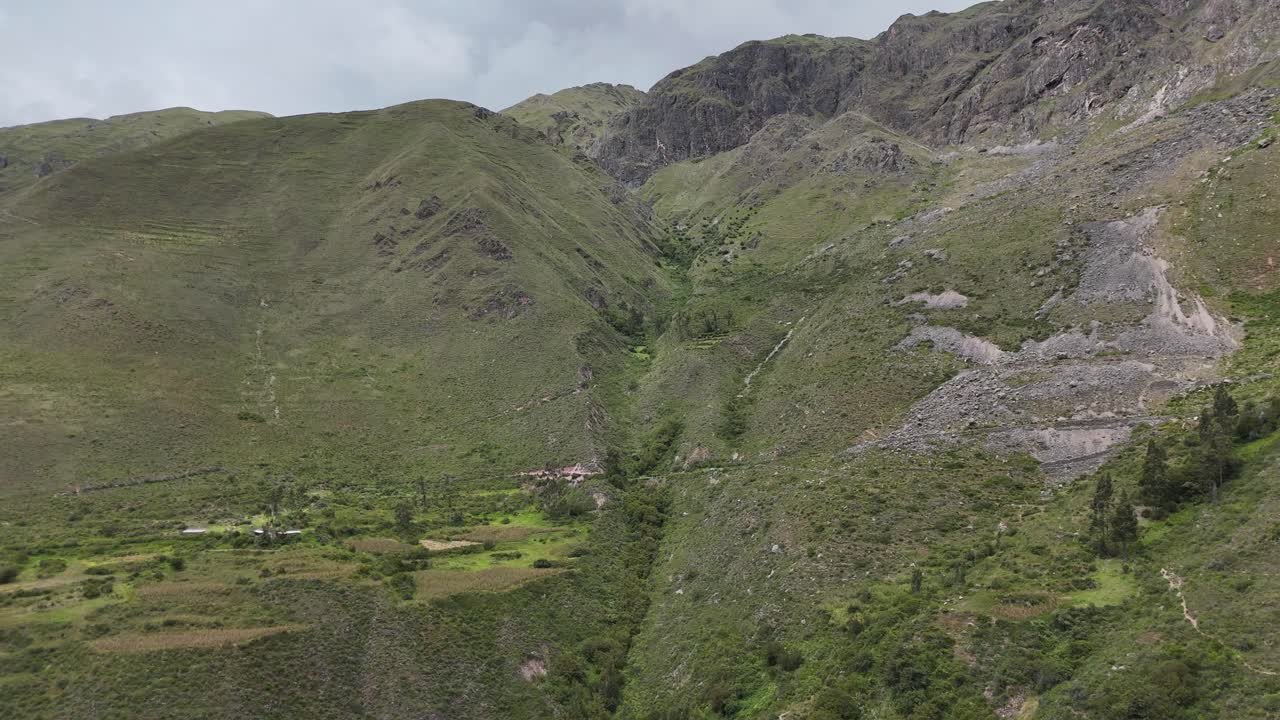 vista aérea de drones de la ciudad inca de ollantaytambo en las montañas de perú y las ruinas incas