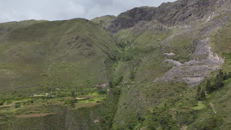 vista aérea de drones de la ciudad inca de ollantaytambo en las montañas de perú y las ruinas incas