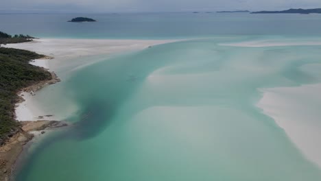 Isla-Whitsunday---Arena-De-Sílice-Blanca-Y-Aguas-Turquesas-Poco-Profundas-En-La-Playa-De-Whitehaven-En-Qld,-Australia