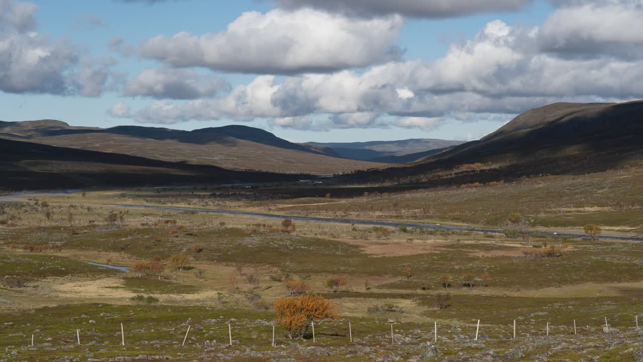 nubes giratorias pasan por encima del desolado paisaje de la tundra proyectando sombras en el suelo