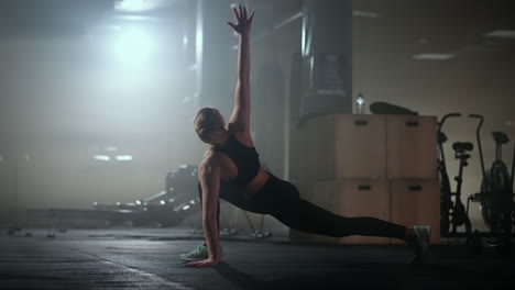 Junge-Blonde-Frau-Mit-Pferdeschwanz-Macht-Yoga-Übungen-In-Der-Trainingshalle-Eines-Modernen-Fitnesscenters