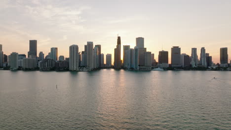 Hermosa-Vista-De-Modernos-Edificios-Residenciales-De-Gran-Altura-En-El-Paseo-Marítimo.-Vista-Romántica-Contra-El-Sol-Poniente.-Miami,-Estados-Unidos