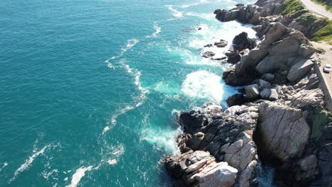 Zig-Zag-Road-along-the-Coast-with-Ocean-Waves-hitting-the-Rocks,-Viña-del-Mar