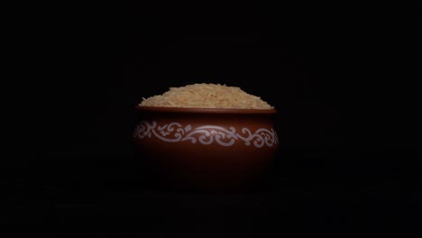 Raw-rice-grain-in-wooden-bowl